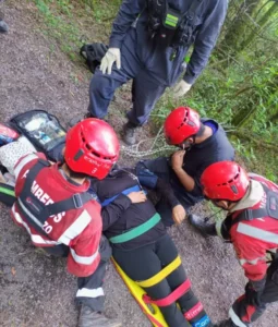 Rescataron a una mujer que se lesionó en la cima del cerro Elefante