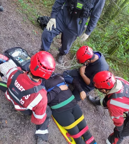 Rescataron a una mujer que se lesionó en la cima del cerro Elefante