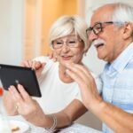 Lanzan la campaña “Doná tu celular a un abuelo” para mejorar la comunicación de los adultos mayores