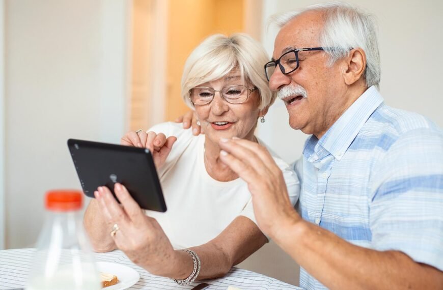 Lanzan la campaña “Doná tu celular a un abuelo” para mejorar la comunicación de los adultos mayores