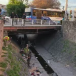 La Municipalidad, junto a la Policía, desalojó a 4 personas que vivían en el canal Esteco