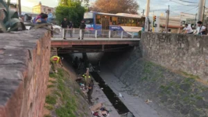 La Municipalidad, junto a la Policía, desalojó a 4 personas que vivían en el canal Esteco