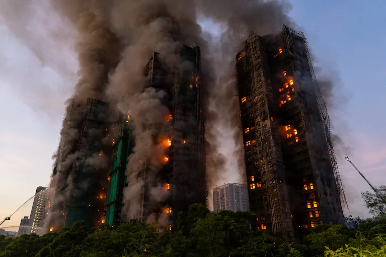 Un incendio en un edificio de Hong Kong dejó al menos 13 muertos
