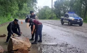 Asistencia policial a personas afectadas por las intensas lluvias en Capital y Valle de Lerma