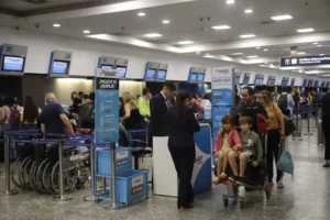 Comenzó el paro de controladores aéreos y ya hay demoras y cancelaciones