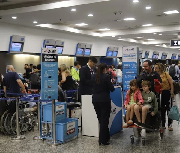 Comenzó el paro de controladores aéreos y ya hay demoras y cancelaciones