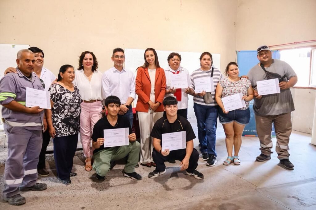 Cerrillos: Se entregaron los certificados de los cursos realizados por UPATECO