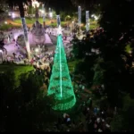 Fue encendido el tradicional arbolito navideño en la plaza 9 de Julio