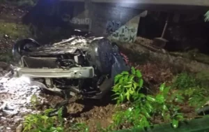 Perdió el control del auto, cayó al río en San Lorenzo y está grave