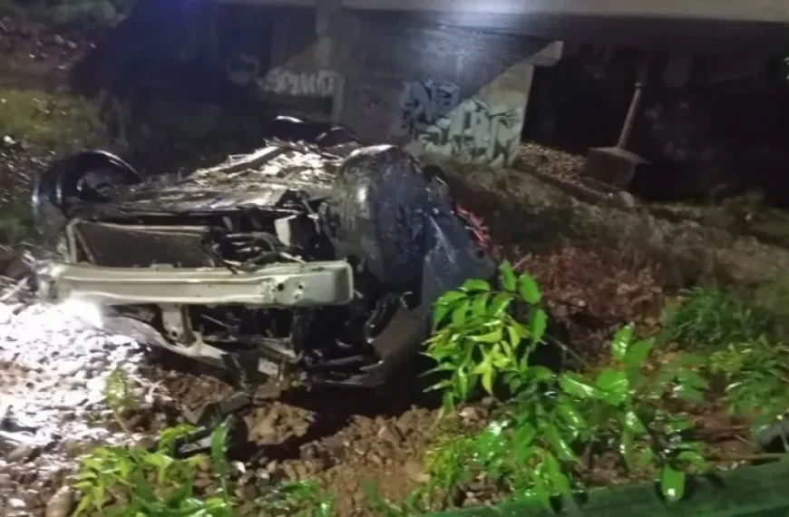 Perdió el control del auto, cayó al río en San Lorenzo y está grave