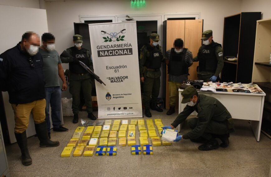 Detienen a conductor de un camión que oculto 50 kilos de cocaína entre cargamento de bananas