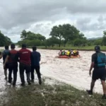 Operativo de asistencia a personas aisladas por la crecida del río en Vaqueros