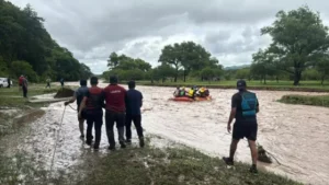 Operativo de asistencia a personas aisladas por la crecida del río en Vaqueros