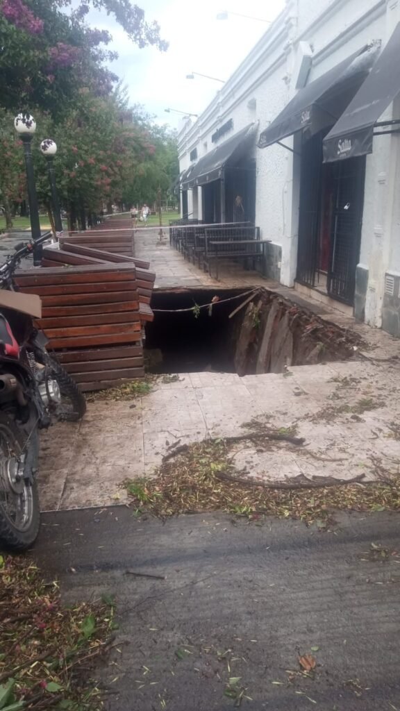 Tras las intensas lluvias cedió la vereda de una pizzeria y una moto cayó al canal