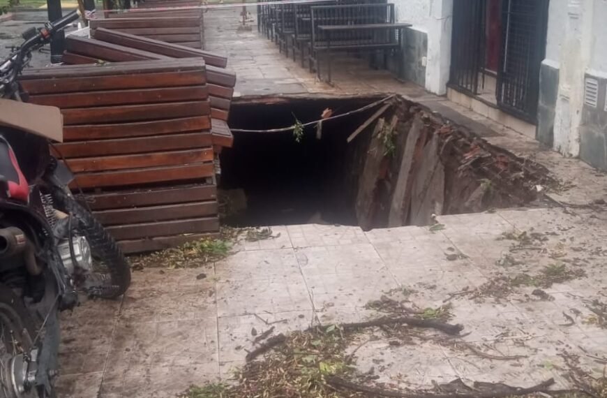 Tras las intensas lluvias cedió la vereda de una pizzeria y una moto cayó al canal