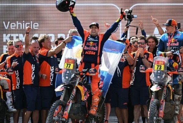 SALTA RECIBE CON UNA CARAVANA A LUCIANO BENAVIDES