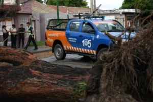 La Municipalidad desplegó equipos en distintas zonas de la ciudad ante la tormenta