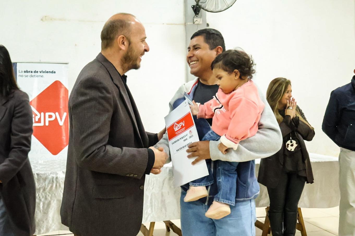 Cerrillos: El Intendente Borelli junto al IPV entregaron escrituras a vecinos de barrios del municipio