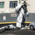 Una avioneta se estrelló contra un edificio y dos personas perdieron la vida