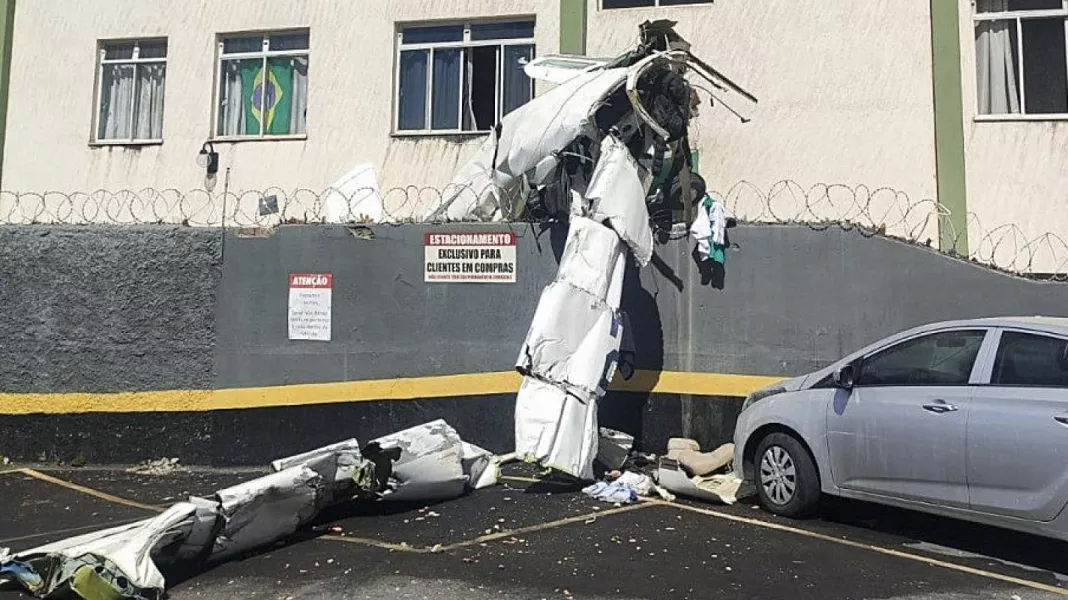 Una avioneta se estrelló contra un edificio y dos personas perdieron la vida
