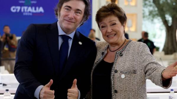 El FMI aprobó la revisión del acuerdo con la Argentina y destraba el desembolso de USD 1.000 millones