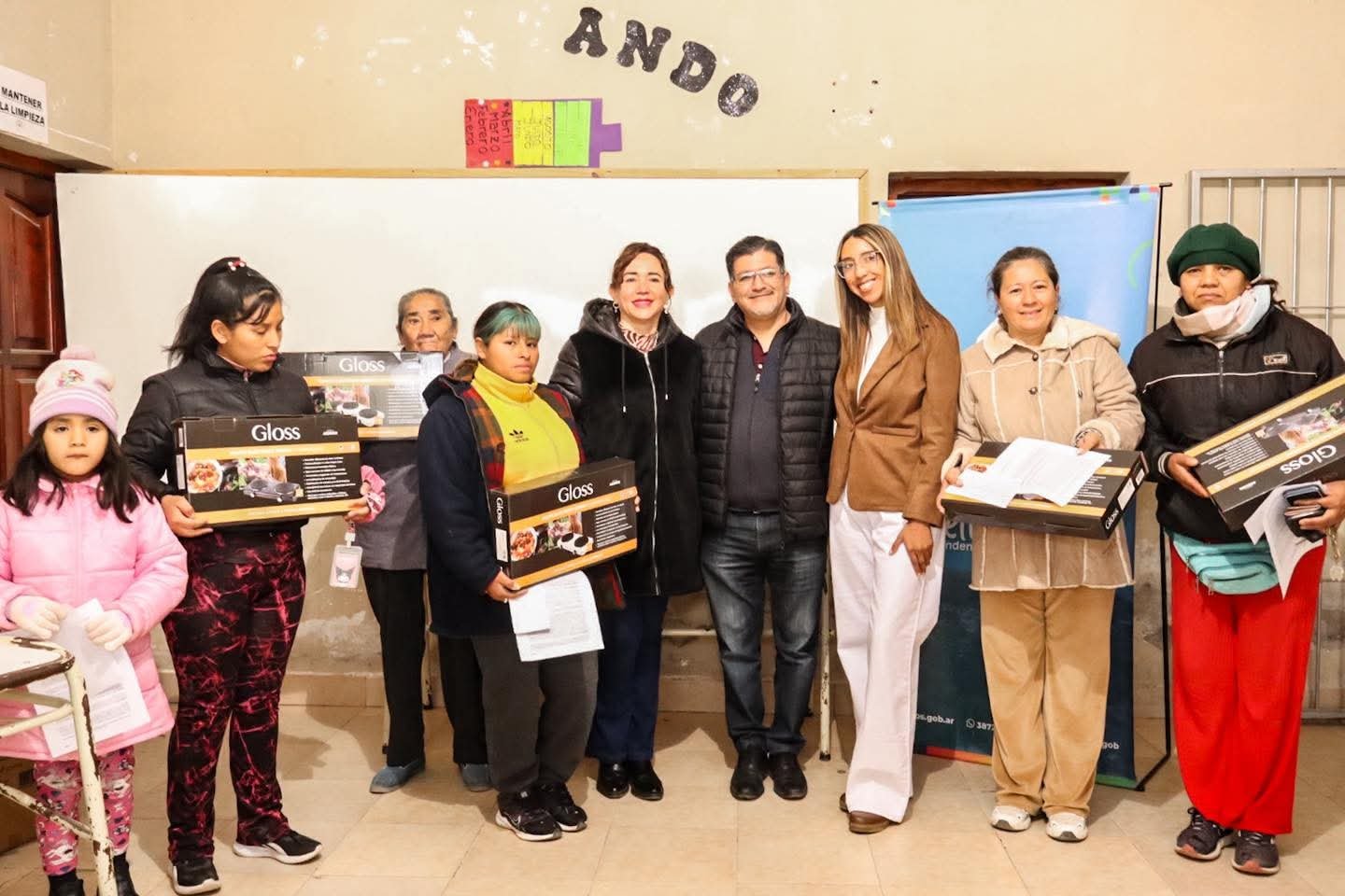 𝗙𝗮𝗺𝗶𝗹𝗶𝗮𝘀 𝗰𝗲𝗿𝗿𝗶𝗹𝗹𝗮𝗻𝗮𝘀 𝗿𝗲𝗰𝗶𝗯𝗶𝗲𝗿𝗼𝗻 𝗲𝗾𝘂𝗶𝗽𝗼𝘀 𝗱𝗲𝗹 𝗽𝗿𝗼𝗴𝗿𝗮𝗺𝗮 “𝗔𝗻𝗮𝗳𝗲 𝗲𝗻 𝗖𝗮𝘀𝗮”