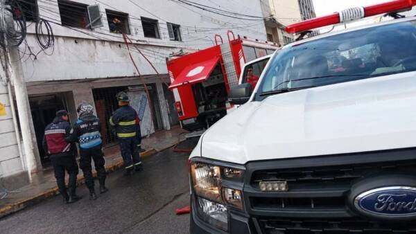 Dos incendios en viviendas abandonadas del microcentro alarmaron a los salteños