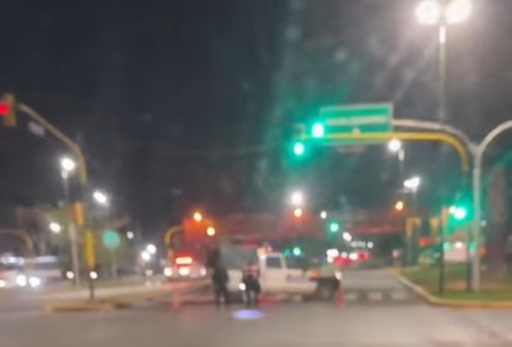 Manejaba ebrio y casi provoca una tragedia en avenida Paraguay: un joven hospitalizado