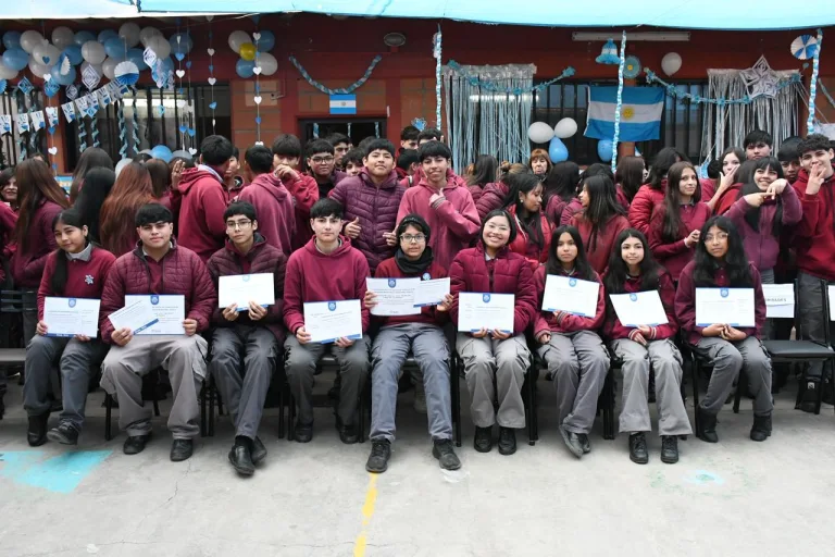 Estudiantes salteños reciben los vouchers del Banco Municipal de Becas