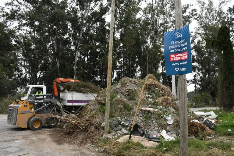 La Municipalidad retiró un basural de grandes dimensiones en el barrio Limache