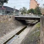 La Municipalidad realizó limpieza y desalojo en dos canales de la ciudad