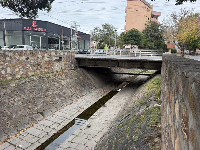 La Municipalidad realizó limpieza y desalojo en dos canales de la ciudad