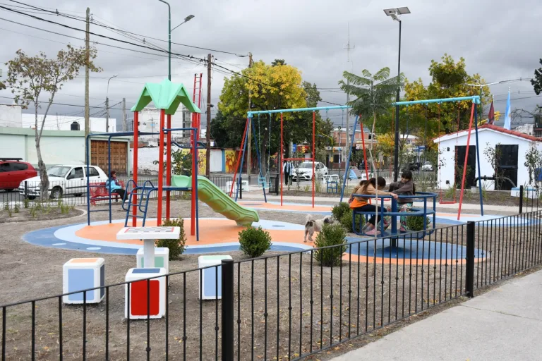 Vecinos de Villa Estela ya disfrutan de la renovada plaza Independencia