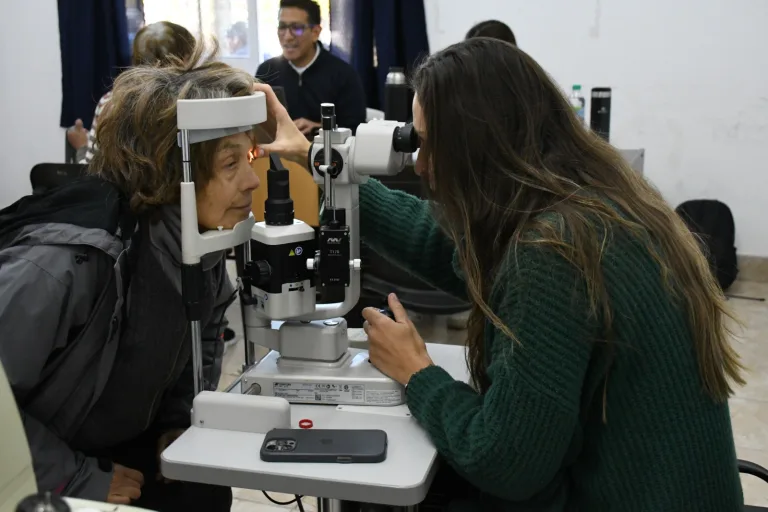 Vecinos de zona sur se sumaron a la evaluación y detección de cataratas
