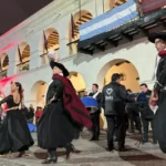 El Cabildo se tiñó con los colores de Salta y celebró a Güemes con música y danza