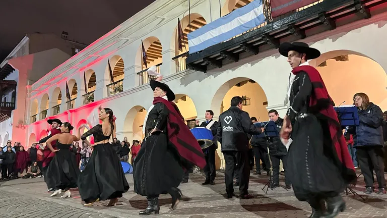 El Cabildo se tiñó con los colores de Salta y celebró a Güemes con música y danza