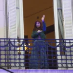 Cristina Kirchner fue advertida por las manifestaciones en la puerta de su casa
