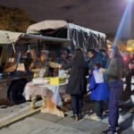 Voluntarios reparten chocolate caliente en las puertas del Hospital Materno Infantil