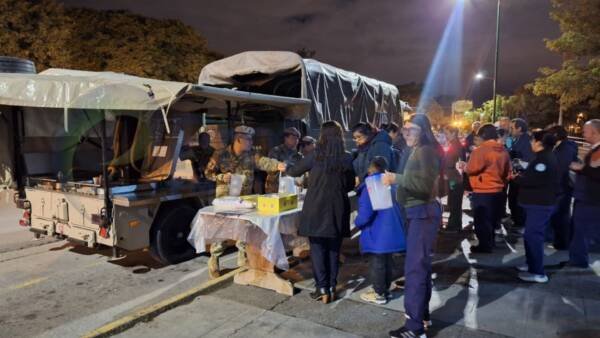 Voluntarios reparten chocolate caliente en las puertas del Hospital Materno Infantil