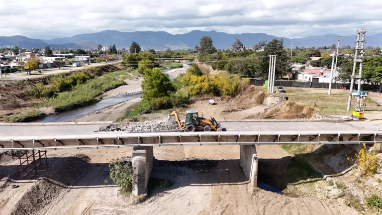 Comenzó la demolición de la estructura de hormigón del viejo puente de Santa Lucía