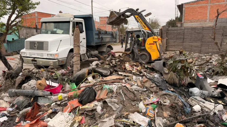 La Municipalidad limpió un baldío ocupado indebidamente en el barrio 26 de Marzo