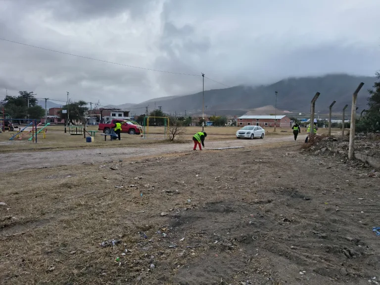 La Municipalidad limpió en Norte Grande un polideportivo donde se arrojaba basura