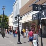El viernes adelantarían el horario de cierre de comercios por el partido de Argentina
