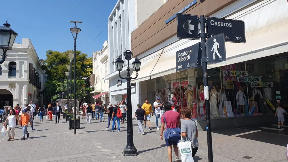 El viernes adelantarían el horario de cierre de comercios por el partido de Argentina