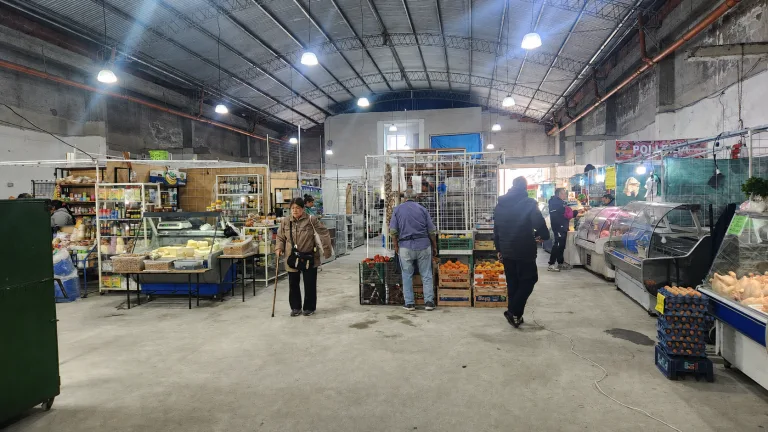 Avanza la relocalización de puestos del mercado San Miguel al predio de Ituzaingó 134