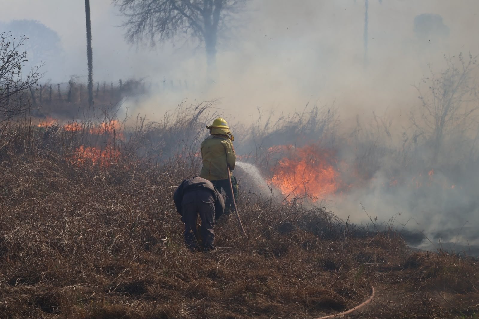 EL MUNICIPIO TRABAJA PARA ASISTIR LA CONTENCIÓN DE INCENDIOS EN DISTINTOS PUNTOS DE CERRILLOS