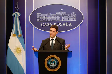 El vocero presidencial admitió que el dólar podría llegar a $1.800 «en unos meses»