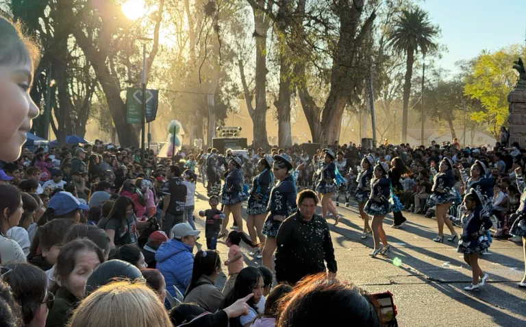 El color y la alegría coparon el parque San Martín en el Corso de Invierno