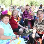 Adultos mayores celebrarán el DĂa del Amigo con una jornada de talentos, mĂşsica y shows