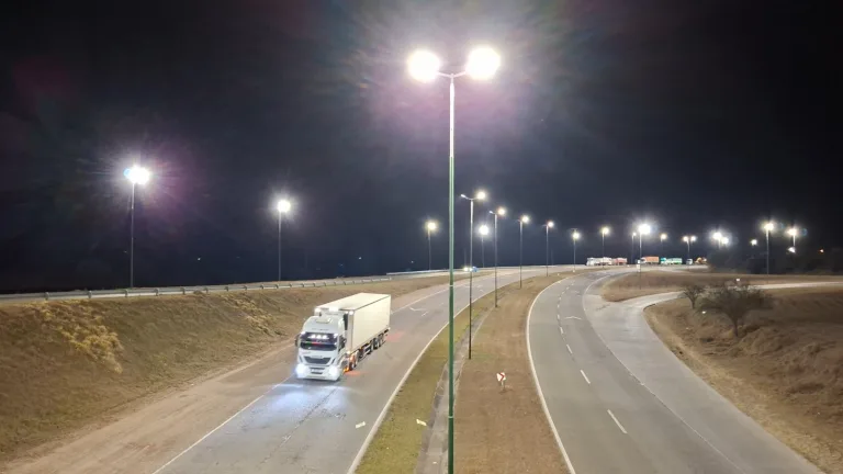 Más seguridad: la Municipalidad instala luces LED en el Acceso Norte